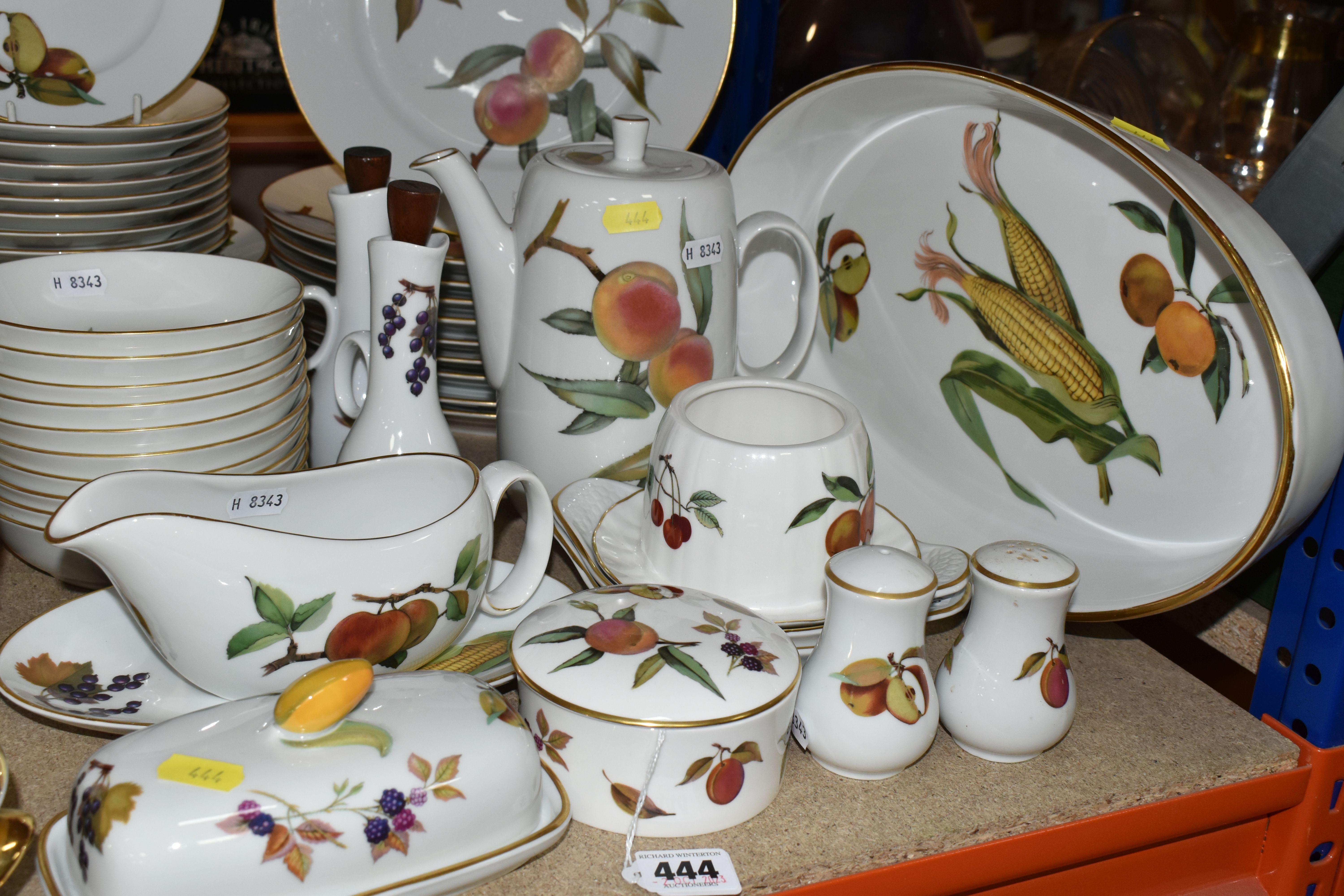 A QUANTITY OF ROYAL WORCESTER 'EVESHAM' PATTERN OVEN TO TABLEWARE, comprising three graduated - Image 5 of 9