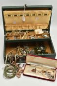 A JEWELLERY BOX OF ASSORTED JEWELLERY, to include a hinged 9ct gold metal core bangle, a copal amber