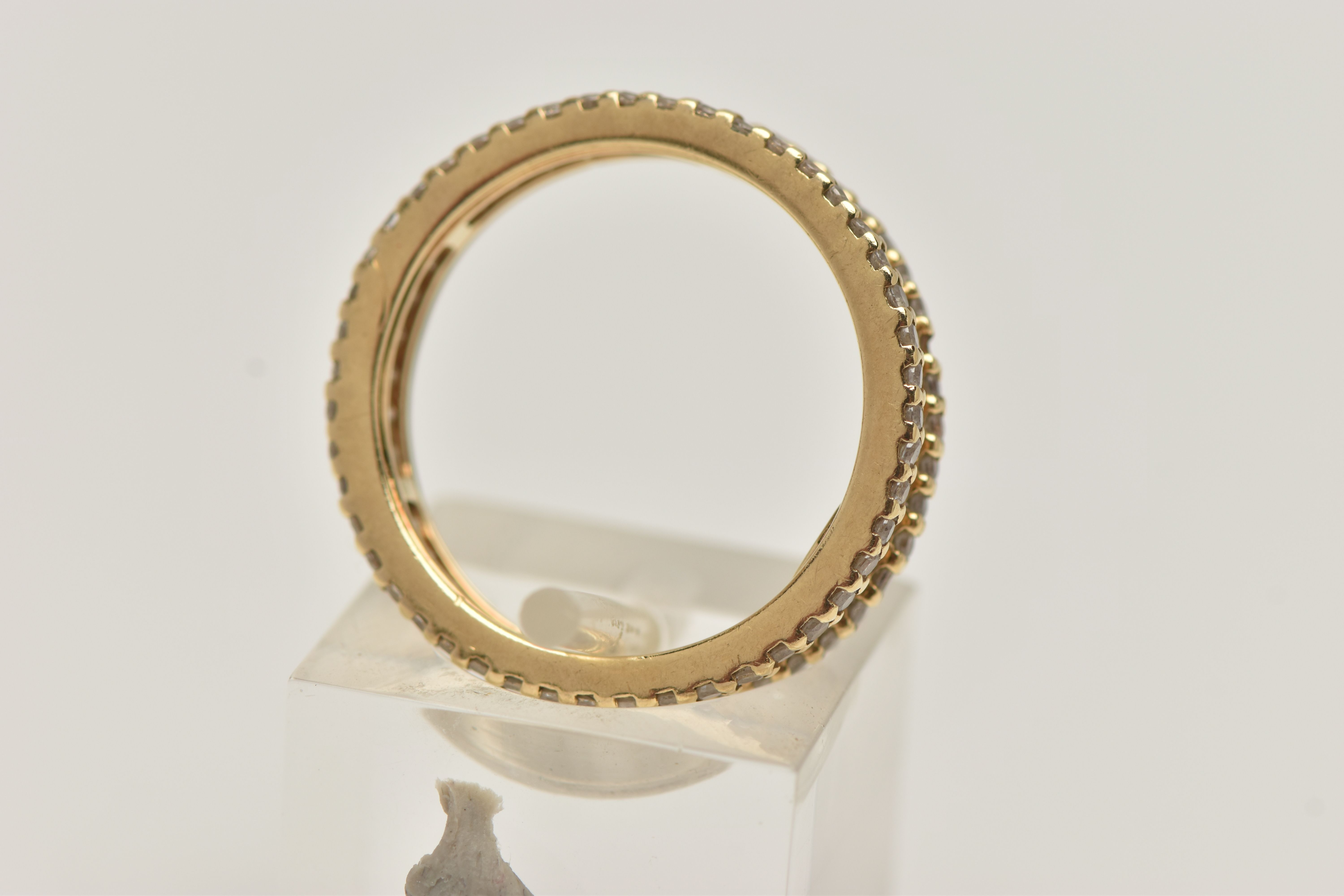 A YELLOW METAL DIAMOND BAND RING, set with a central row of baguette cut diamonds, between two - Image 3 of 4