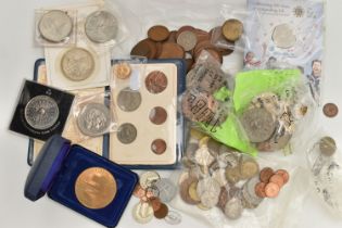 A SMALL CARDBOARD BOX OF MIXED COINAGE TO INCLUDE, A GEORGE V GOLD HALF SOVEREIGN 1911, 22ct Gold,