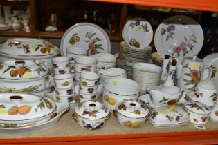 A QUANTITY OF ROYAL WORCESTER 'EVESHAM' PATTERN OVEN TO TABLEWARE, comprising three graduated