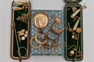 AN ASSORTMENT OF YELLOW METAL JEWELLERY, to include two cased stick pins, fitted with base metal