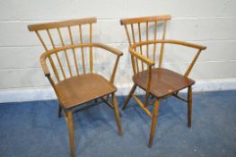 A PAIR OF 20TH CENTURY ERCOL STYLE ELM AND BEECH WINDSOR CHAIRS (condition report: overstained)