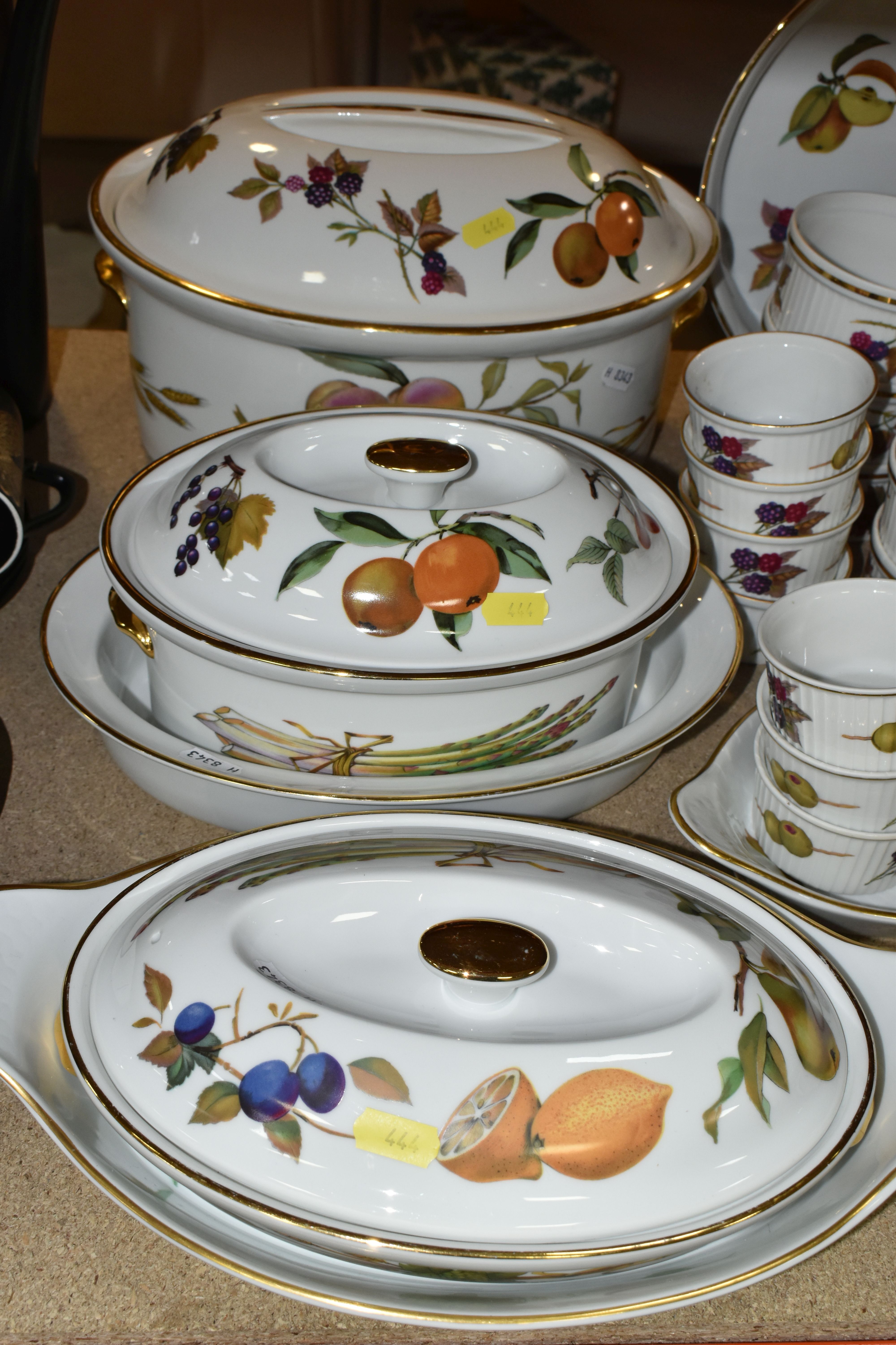 A QUANTITY OF ROYAL WORCESTER 'EVESHAM' PATTERN OVEN TO TABLEWARE, comprising three graduated - Image 2 of 9