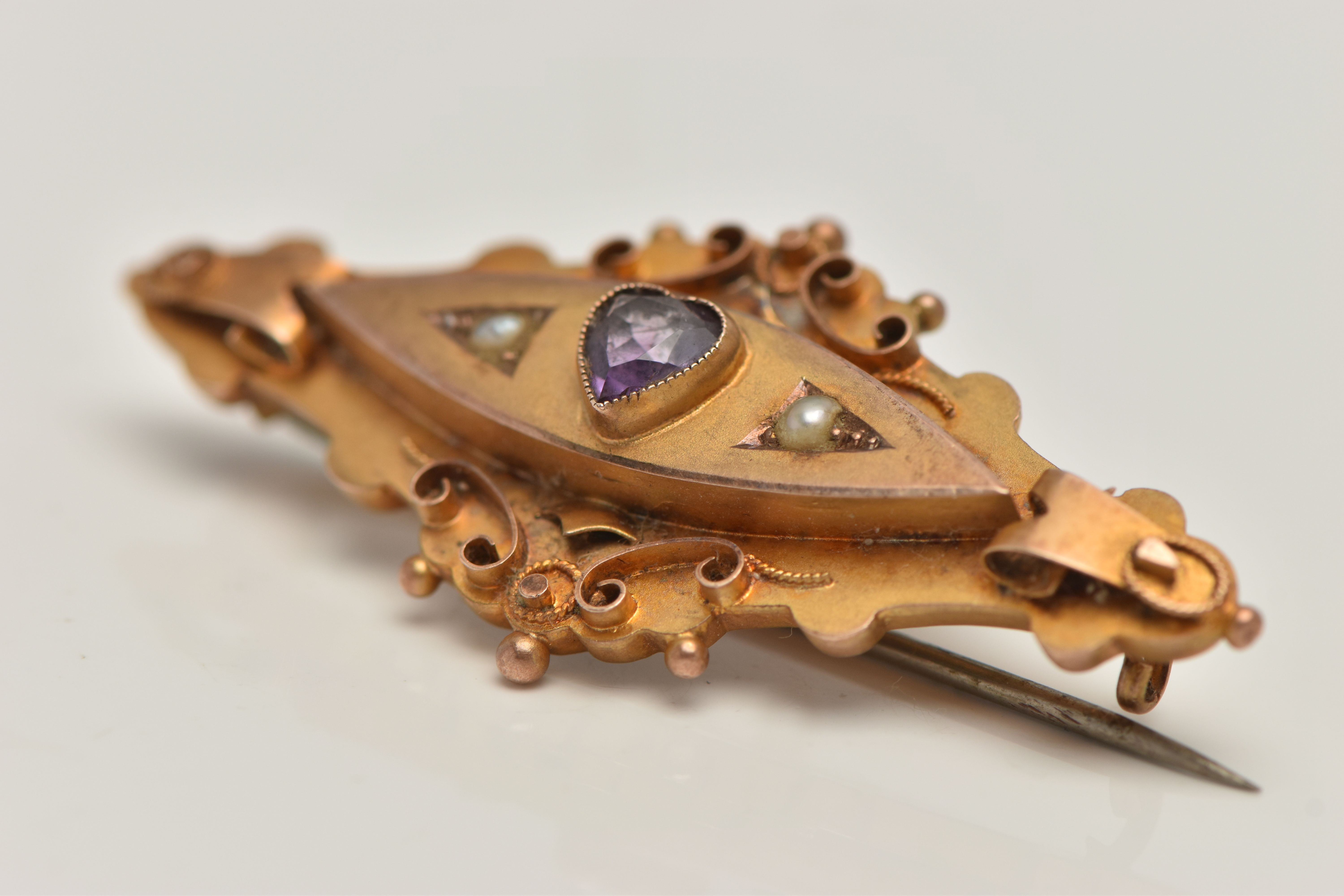 AN EARLY 20TH CENTURY 9CT GOLD GEM SET BROOCH, set with a central heart cut amethyst, flanked with - Image 4 of 4