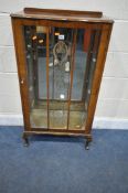 A 20TH CENTURY WALNUT SINGLE DOOR DISPLAY CABINET, with mirrored back and two glass shelves, on