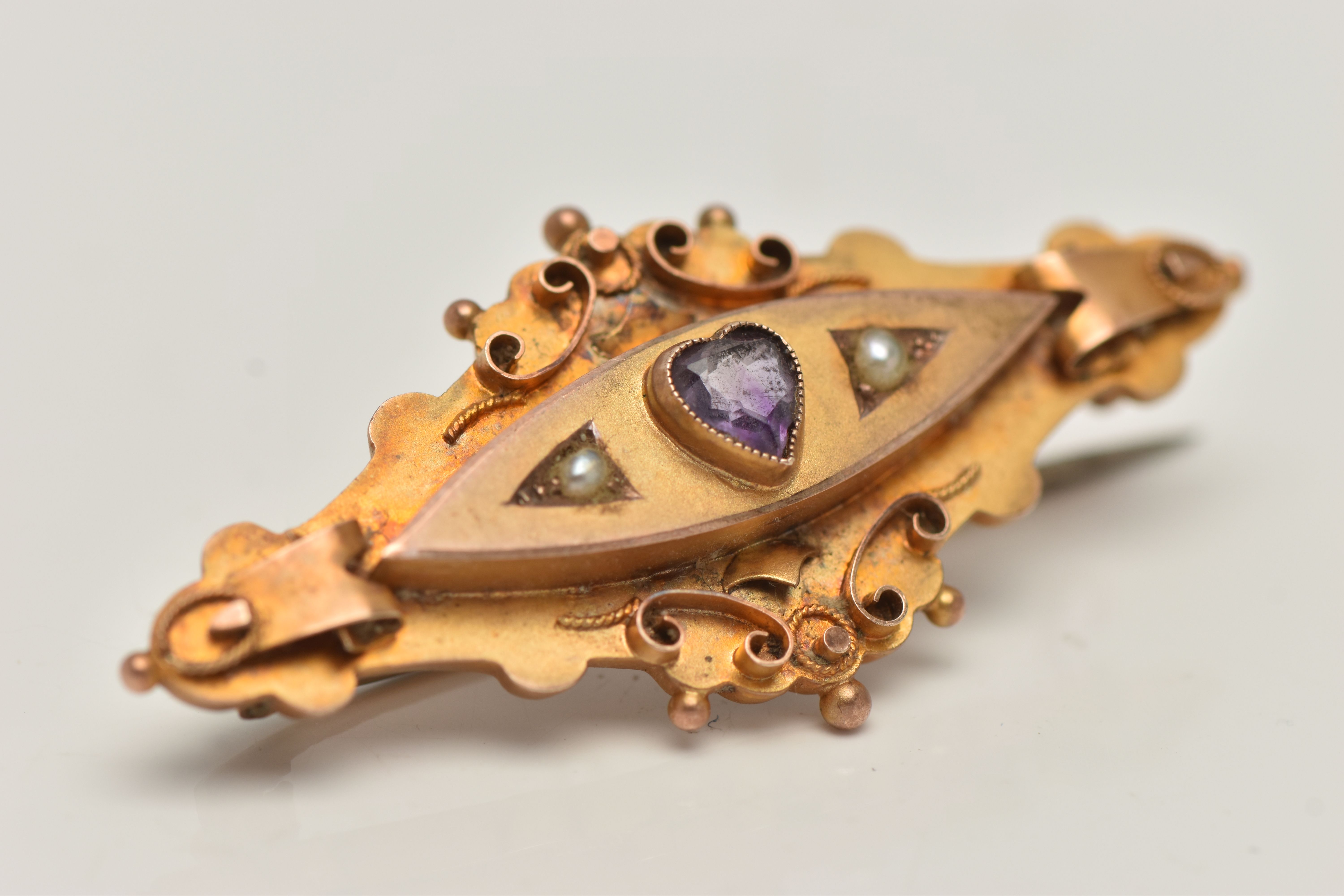 AN EARLY 20TH CENTURY 9CT GOLD GEM SET BROOCH, set with a central heart cut amethyst, flanked with - Image 2 of 4