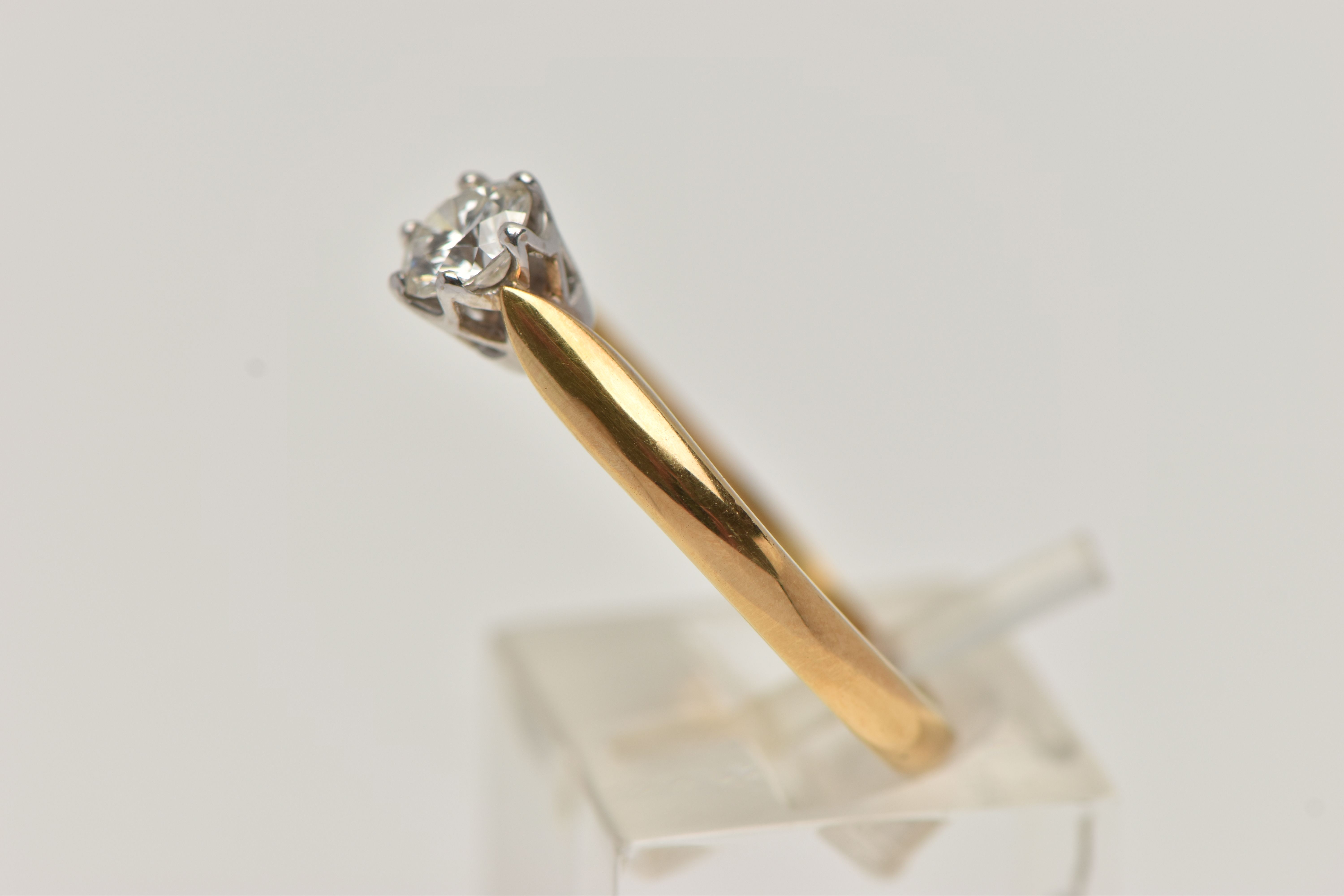 AN 18CT GOLD SINGLE STONE DIAMOND RING, round brilliant cut diamond, faceted girdle, estimated - Image 2 of 4