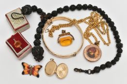 A BAG OF ASSORTED JEWELLERY, to include an oval locket, stamped 9ct, a yellow metal and paste