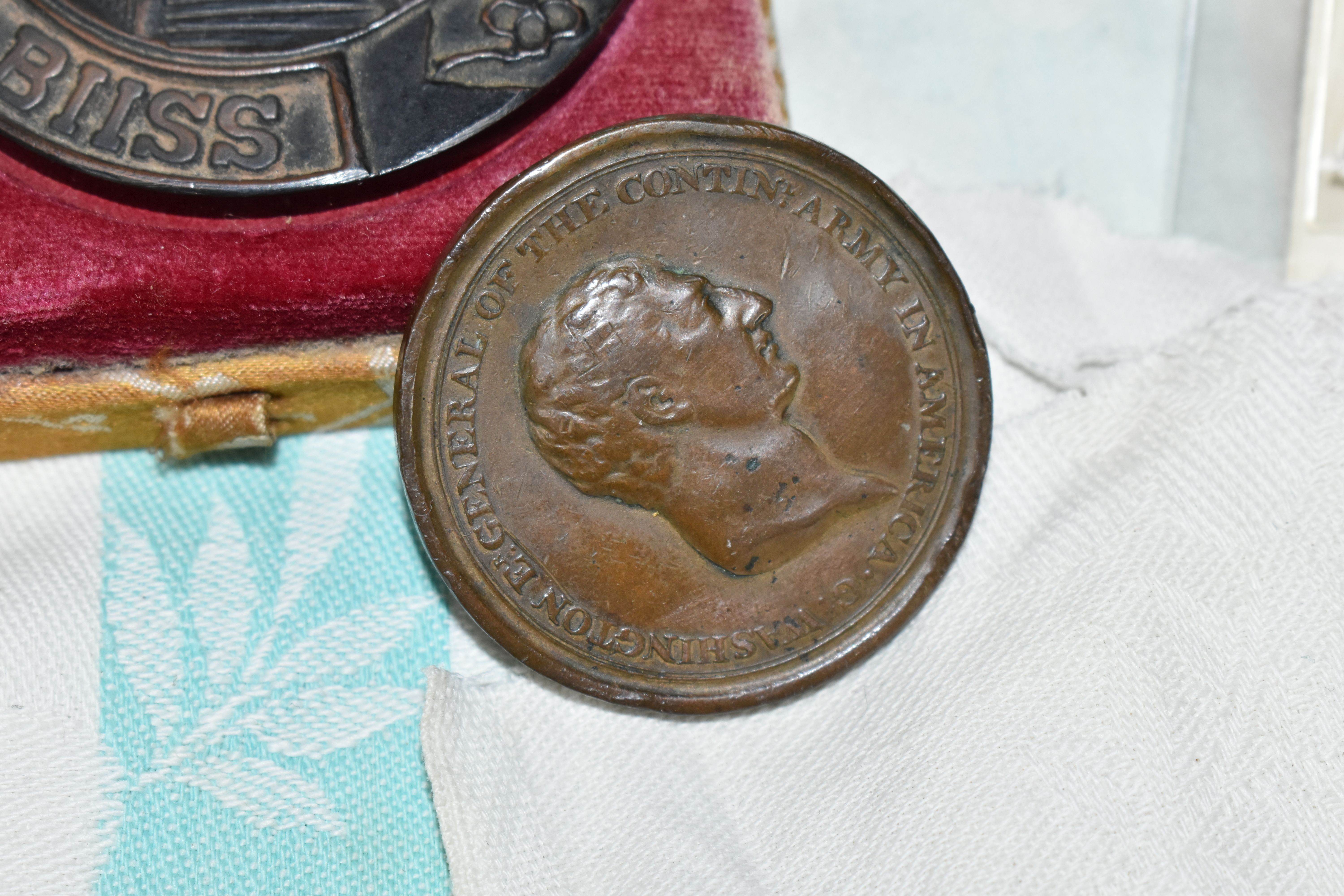 A SMALL VINTAGE SUITCASE CONTAINING A BRONZE GEORGE WASHINGTON MEDAL DESIGNED BY VOLTAIRE, 1778 - Image 6 of 8