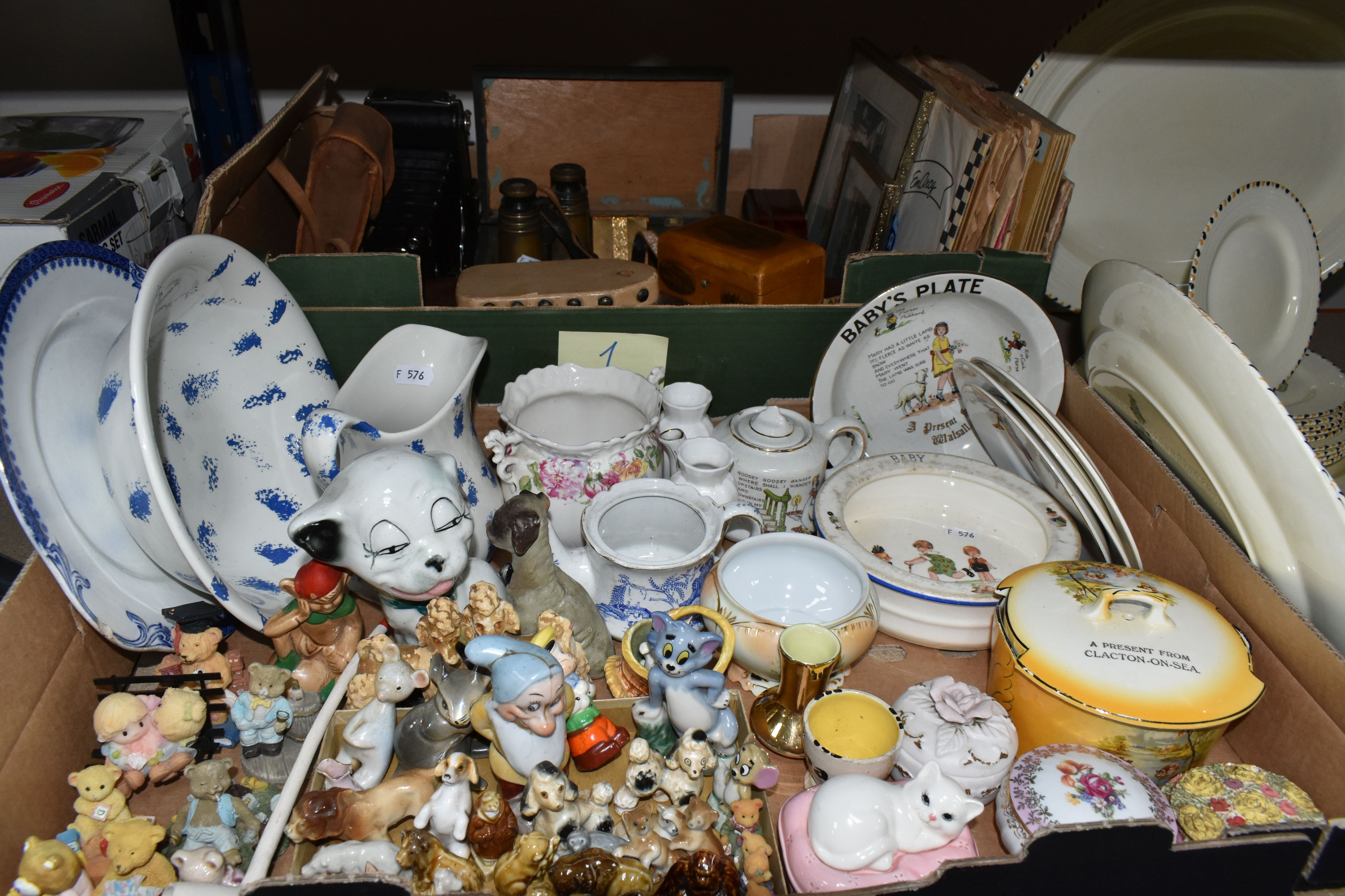 TWO BOXES AND LOOSE CERAMICS AND SUNDRY ITEMS, to include a twenty five piece Crown Ducal dinner - Image 5 of 12