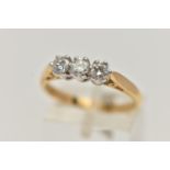 AN 18CT GOLD DIAMOND THREE STONE RING, set with three round brilliant cut diamonds, estimated