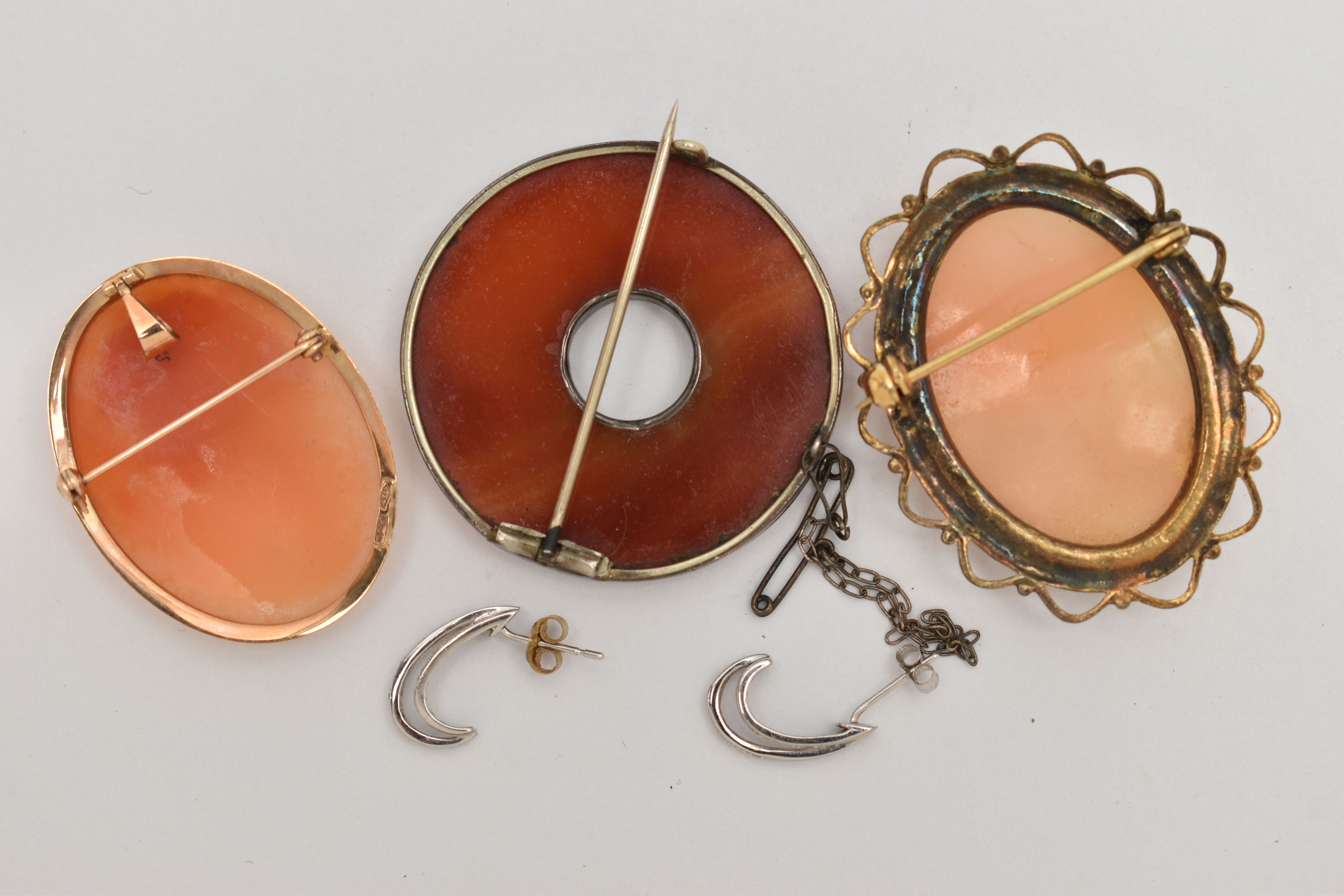A SMALL ASSORTMENT OF JEWELLERY, to include an early 20th century agate brooch, an Italian shell - Image 2 of 2