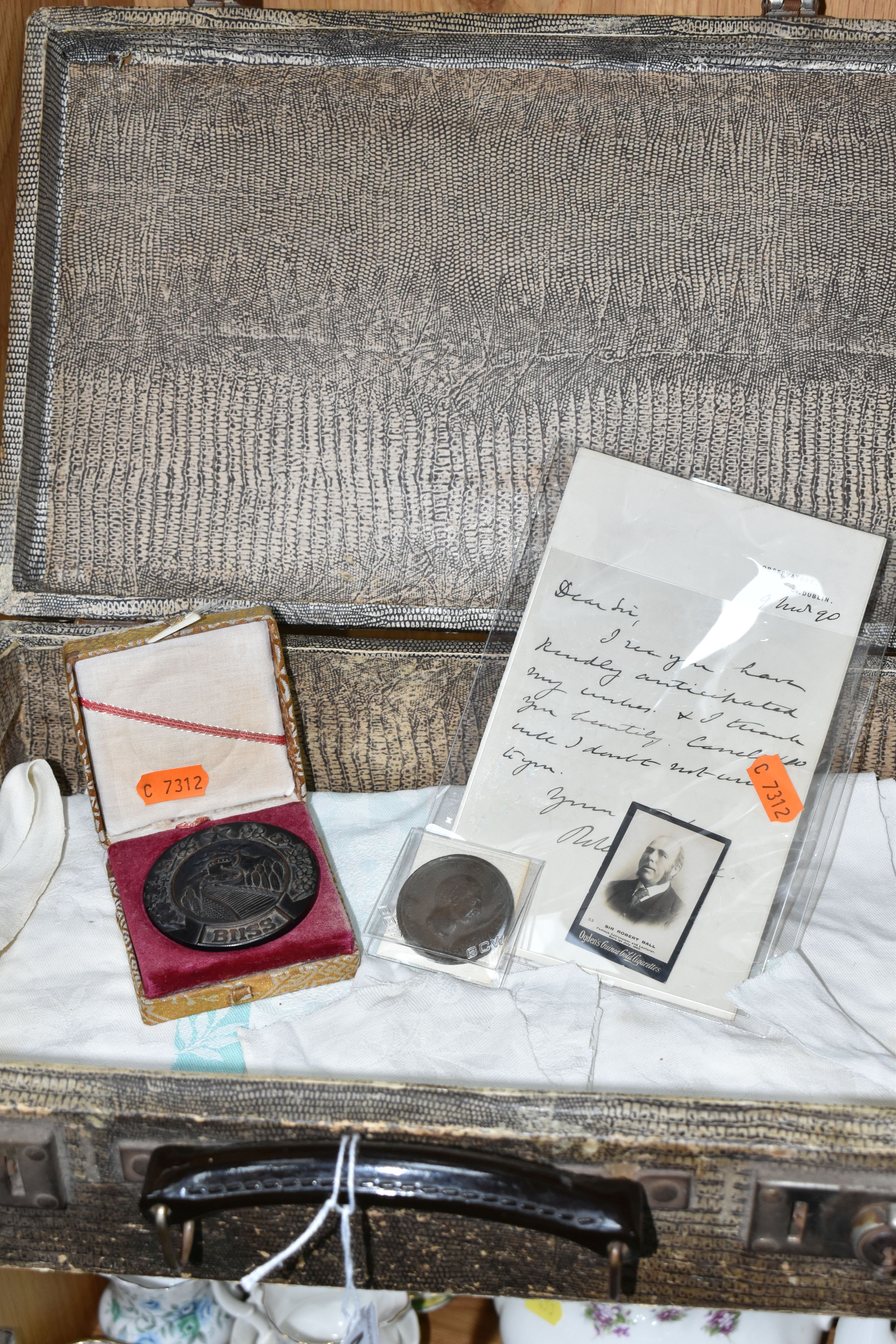 A SMALL VINTAGE SUITCASE CONTAINING A BRONZE GEORGE WASHINGTON MEDAL DESIGNED BY VOLTAIRE, 1778
