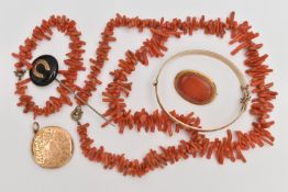 AN ASSORTMENT OF EARLY AND MID 20TH CENTURY JEWELLERY, to include a gold front and back circular