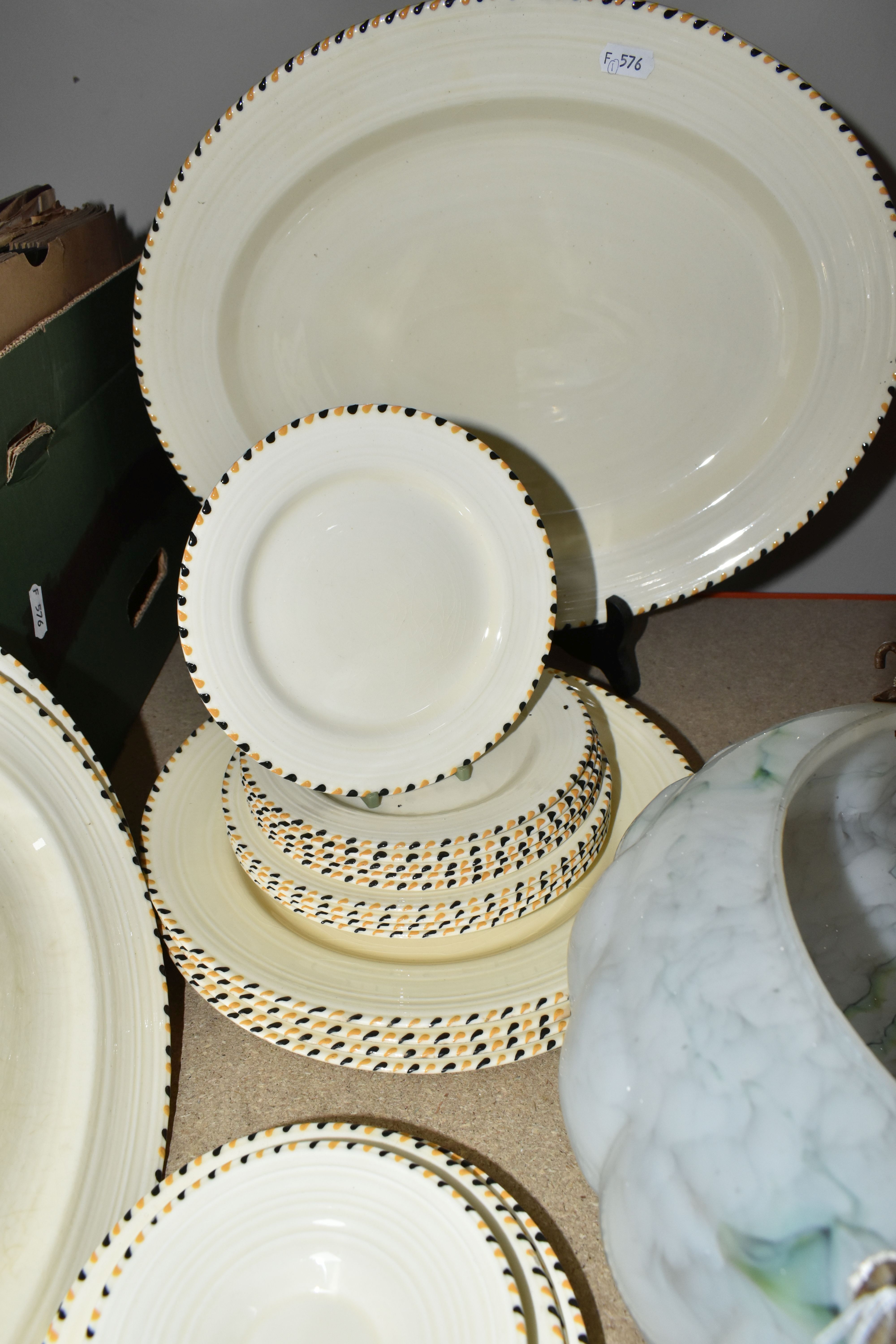 TWO BOXES AND LOOSE CERAMICS AND SUNDRY ITEMS, to include a twenty five piece Crown Ducal dinner - Image 9 of 12