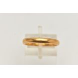 A POLISHED 22CT GOLD BAND RING, approximate band width 3.0mm, hallmarked 22ct Birmingham, ring