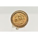 A FULL SOVEREIGN COIN RING, sovereign depicting Elizabeth II, dated 1968, collet set in a heavy