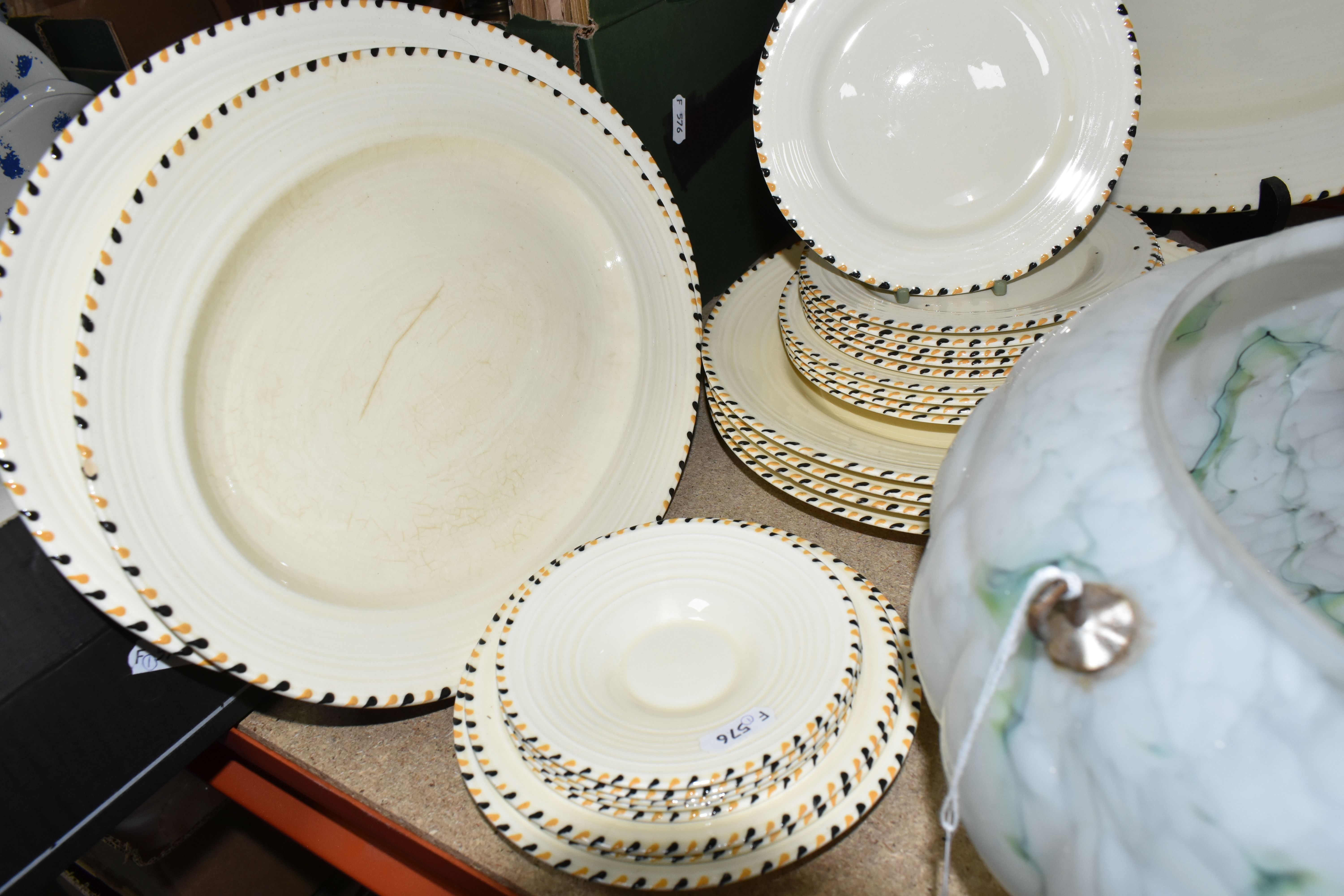 TWO BOXES AND LOOSE CERAMICS AND SUNDRY ITEMS, to include a twenty five piece Crown Ducal dinner - Image 10 of 12