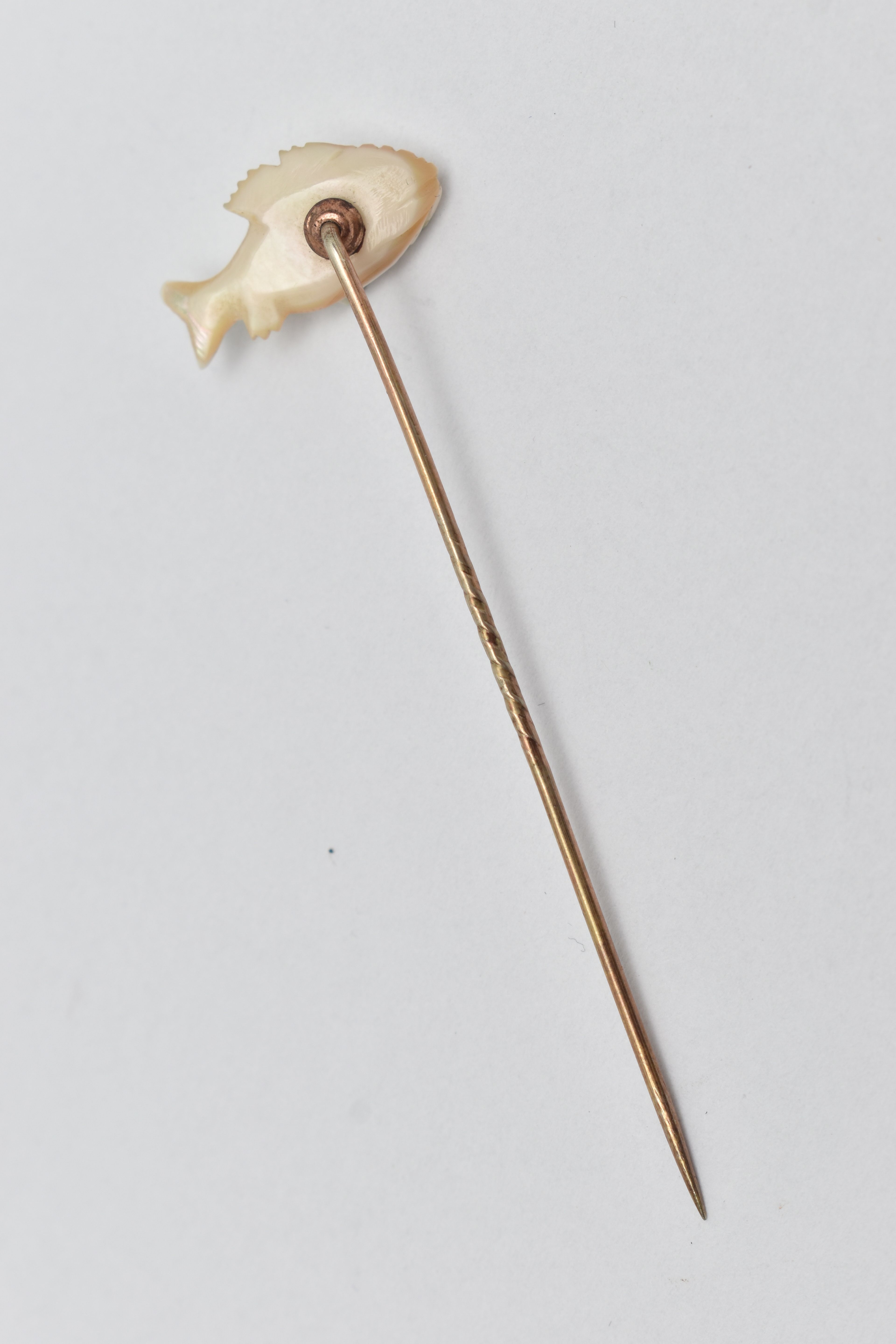 A YELLOW METAL MOTHER OF PEARL STICK PIN, set with a carved mother of pearl fish, to a yellow - Image 3 of 3