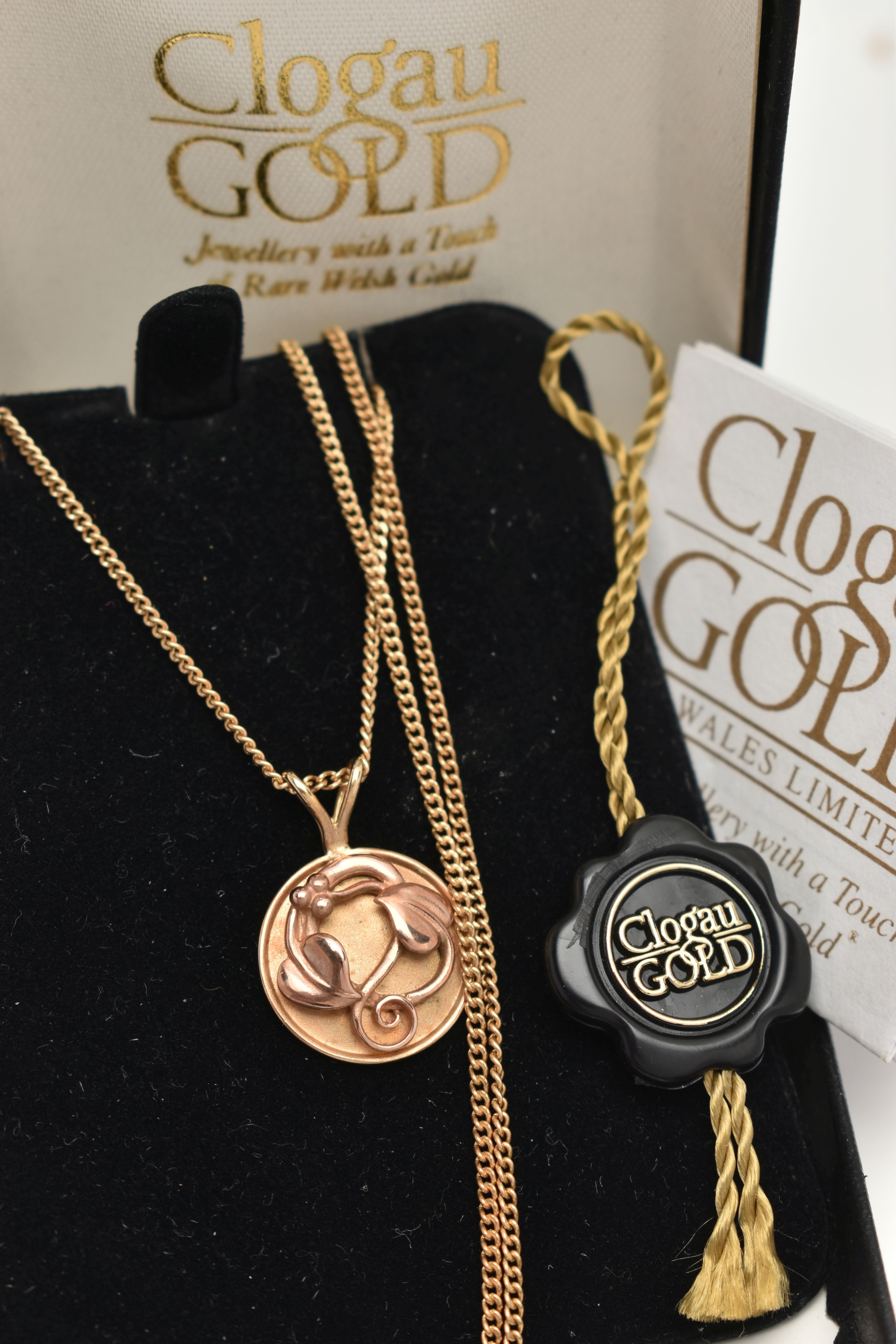 A 9CT ROSE GOLD 'CLOGAU' PENDANT NECKLACE, circular pendant with foliage detail, fitted with a split