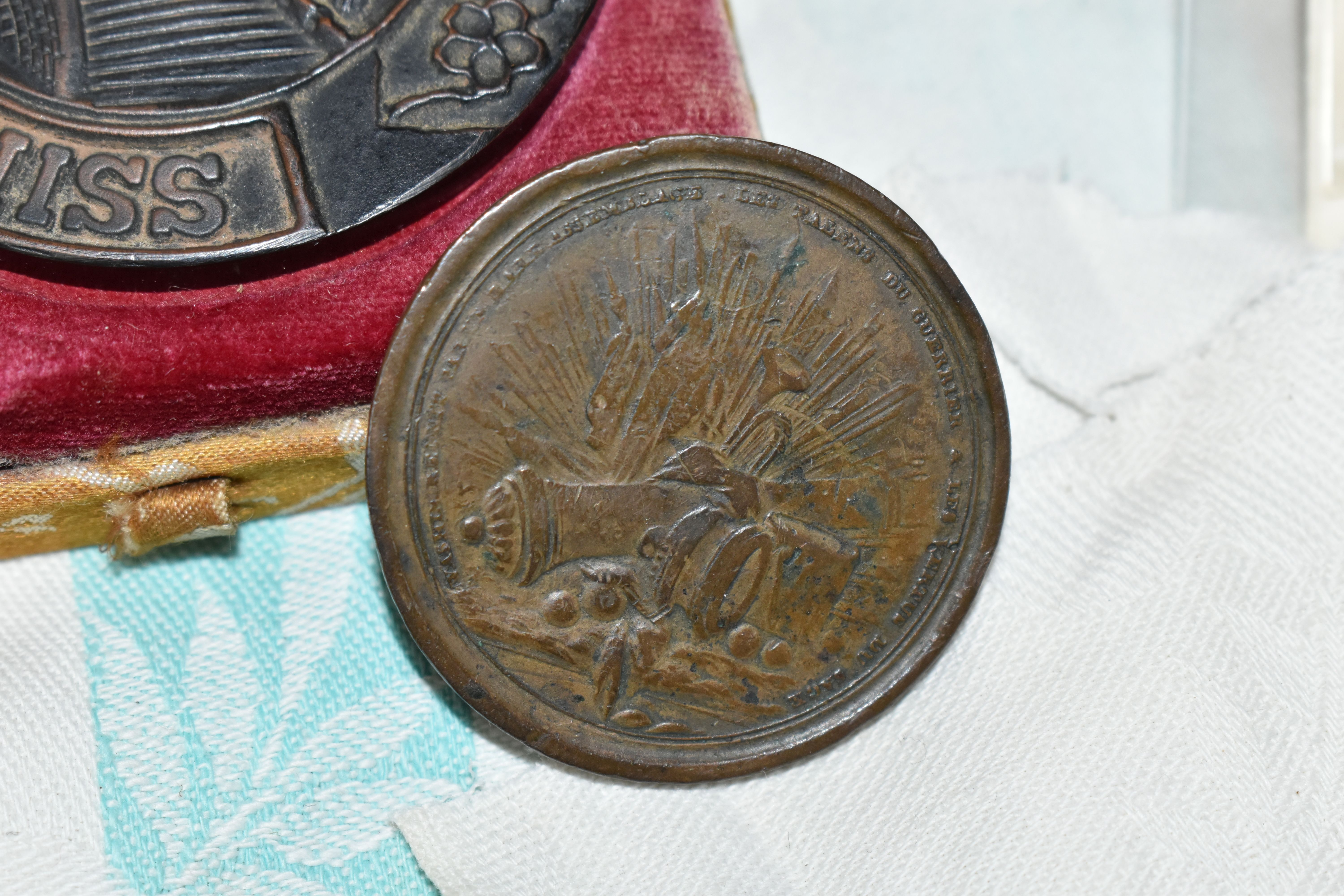 A SMALL VINTAGE SUITCASE CONTAINING A BRONZE GEORGE WASHINGTON MEDAL DESIGNED BY VOLTAIRE, 1778 - Image 7 of 8