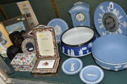 A COLLECTION OF WEDGWOOD GIFTWARES AND SUNDRY ITEMS, to include a pale blue Wedgwood Jasperware