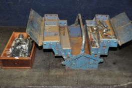 A BLUE METAL TOOLBOX, containing a few small tools, and a wooden tray containing a variety of