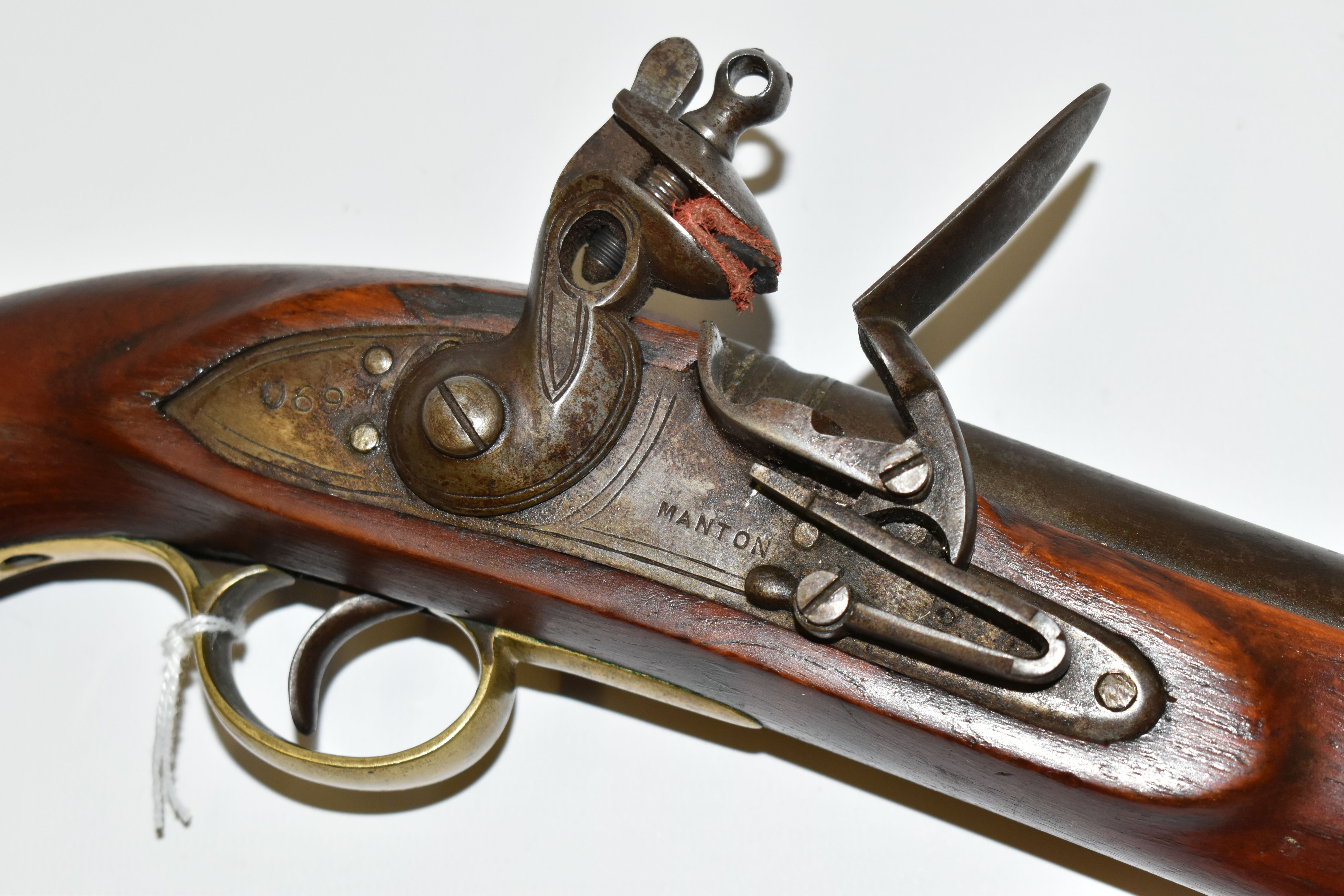 AN ANTIQUE FLINTLOCK SINGLE BARREL 17 BORE MILITARY DESIGN HOLSTER PISTOL, fitted with a 9'' - Image 5 of 8