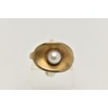 A YELLOW METAL CULTURED PEARL RING, single cultured white pearl with a pink hue, measuring