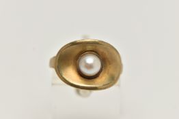 A YELLOW METAL CULTURED PEARL RING, single cultured white pearl with a pink hue, measuring