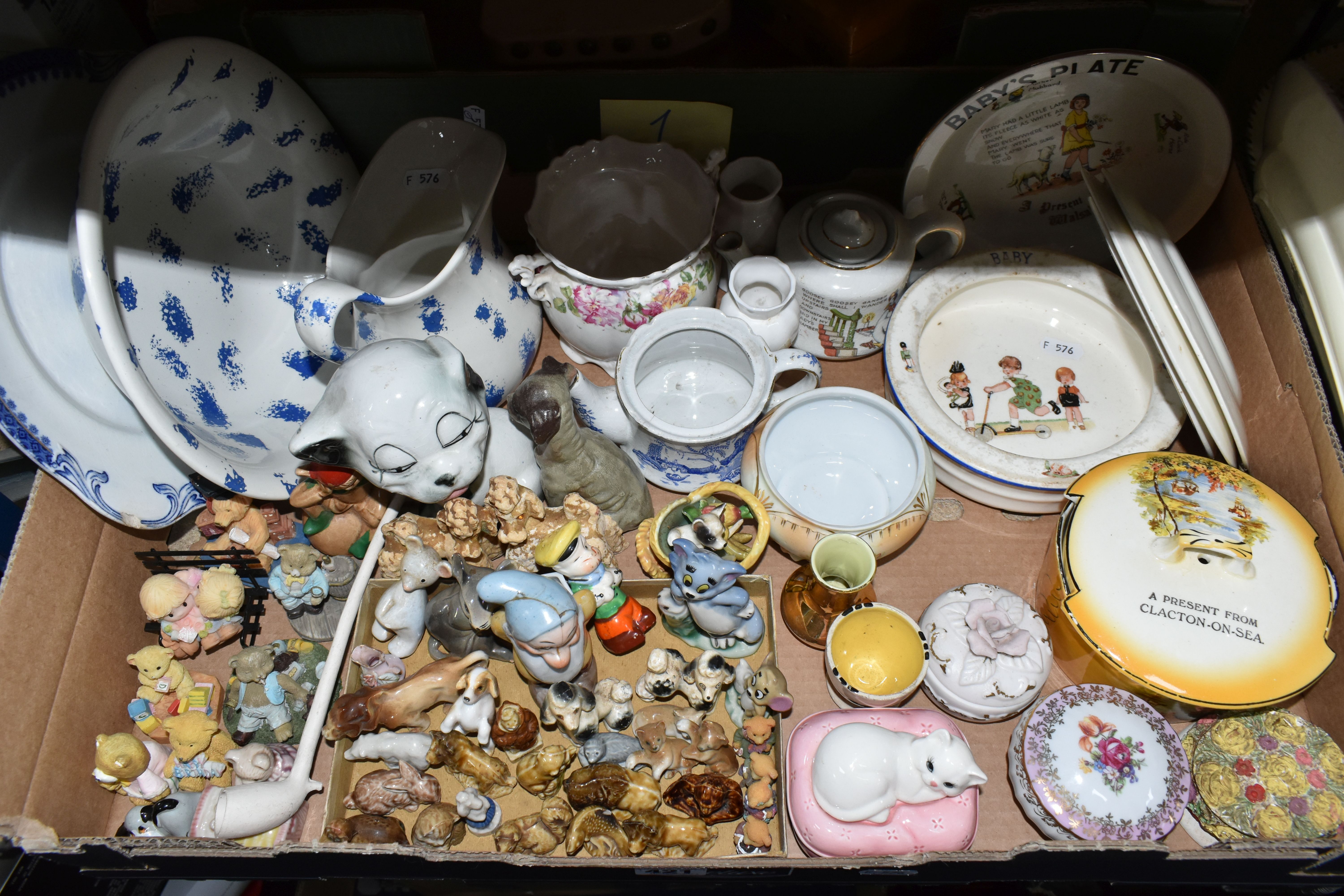 TWO BOXES AND LOOSE CERAMICS AND SUNDRY ITEMS, to include a twenty five piece Crown Ducal dinner - Image 2 of 12