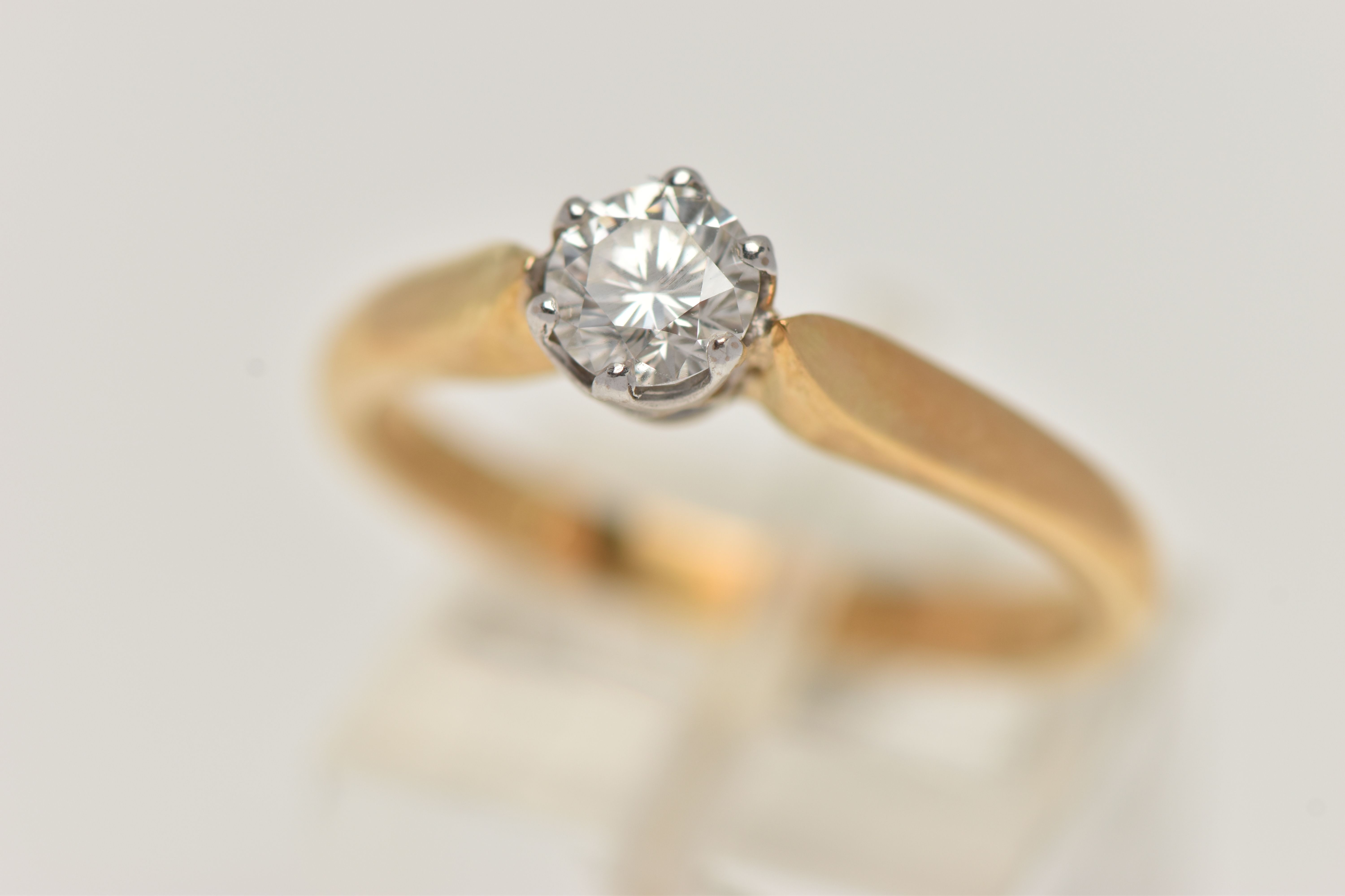 AN 18CT GOLD SINGLE STONE DIAMOND RING, round brilliant cut diamond, faceted girdle, estimated