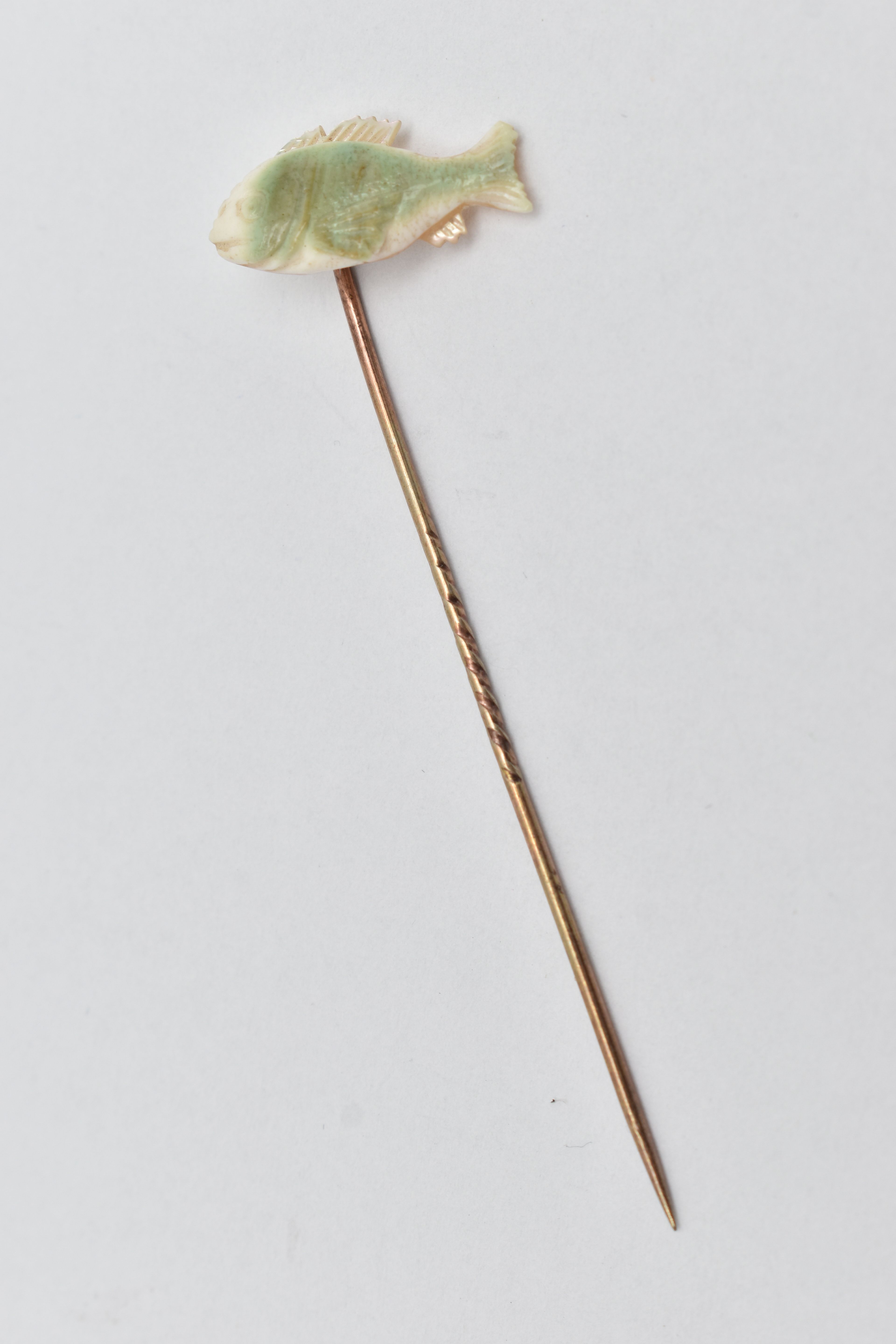 A YELLOW METAL MOTHER OF PEARL STICK PIN, set with a carved mother of pearl fish, to a yellow - Image 2 of 3