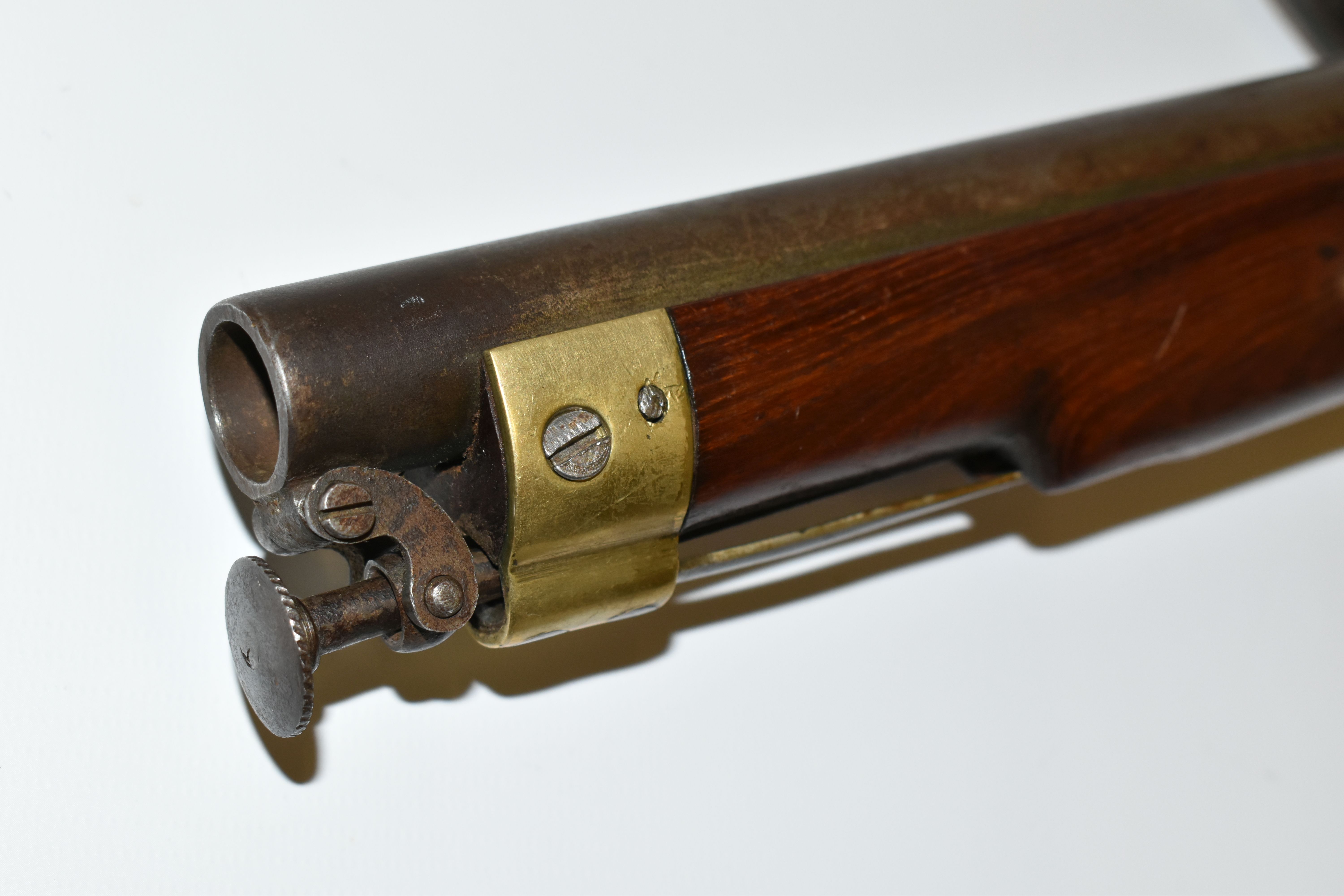 AN ANTIQUE FLINTLOCK SINGLE BARREL 17 BORE MILITARY DESIGN HOLSTER PISTOL, fitted with a 9'' - Image 3 of 8