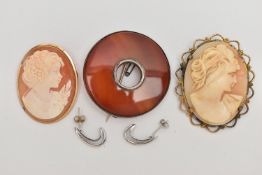 A SMALL ASSORTMENT OF JEWELLERY, to include an early 20th century agate brooch, an Italian shell