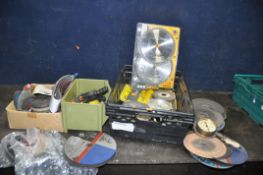 A TRAY CONTAINING WORKSHOP CONSUMABLES including circular saw blades, angle grinder discs, sand