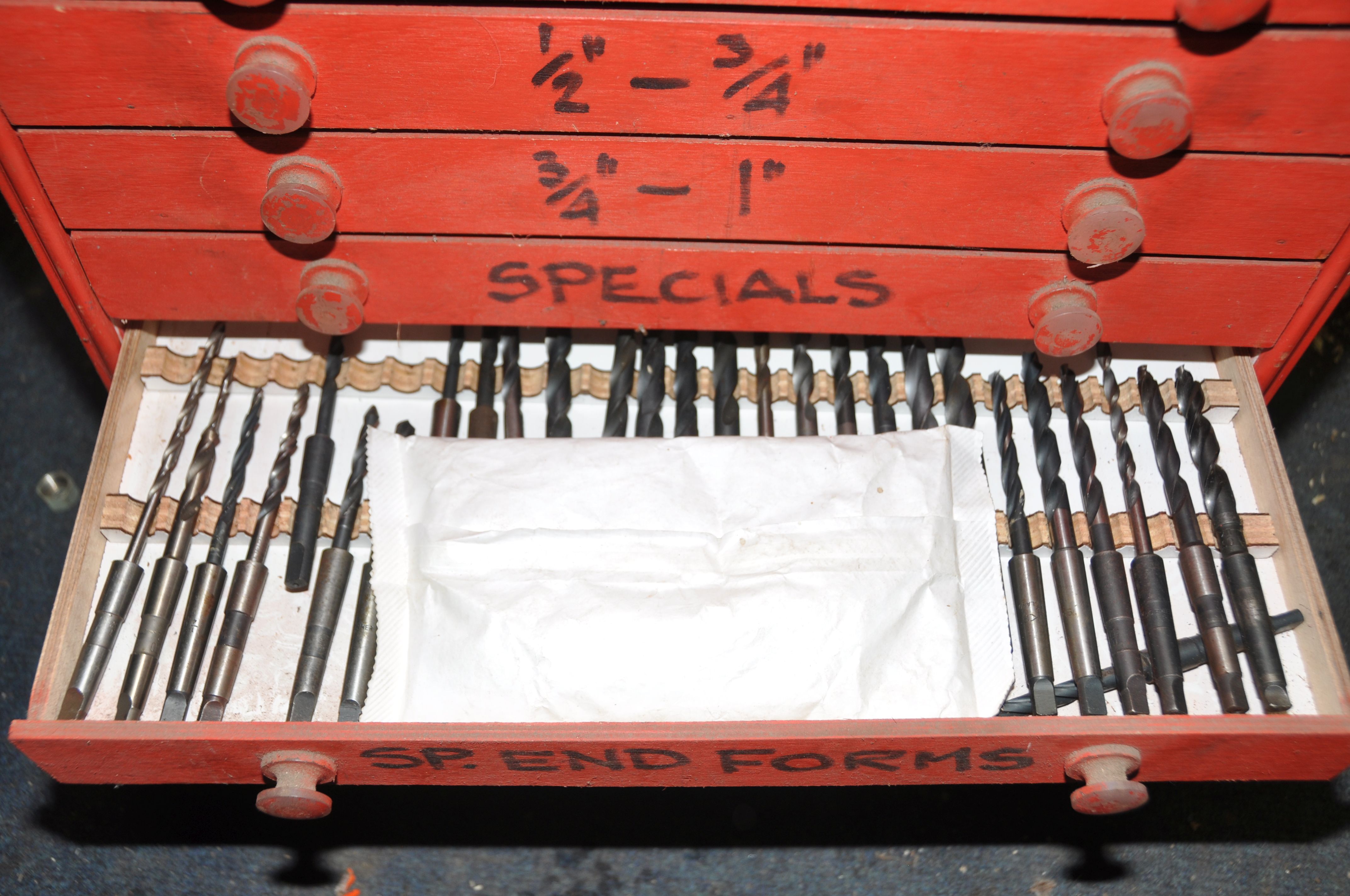 A PLYWOOD CHEST OF ELEVEN DRAWERS CONTAINING DRILL BITS, to include HSS, Taper shank, reamers, etc - Image 9 of 12