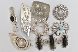 AN ASSORTMENT OF SILVER AND WHITE METAL BROOCHES, to include a circular form Viking brooch,