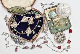 A SMALL ASSORTMENT OF EARLY 20TH CENTURY AND MID CENTURY JEWELLERY, to include a paste art deco