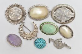 AN ASSORTMENT OF LATE 19TH CENTURY AND EARLY 20TH CENTURY BROOCHES, to include a domed white metal