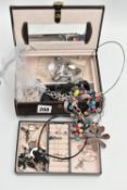 A JEWELLERY BOX WITH CONTENTS OF SILVER AND WHITE METAL JEWELLERY, to include semi-precious gemstone
