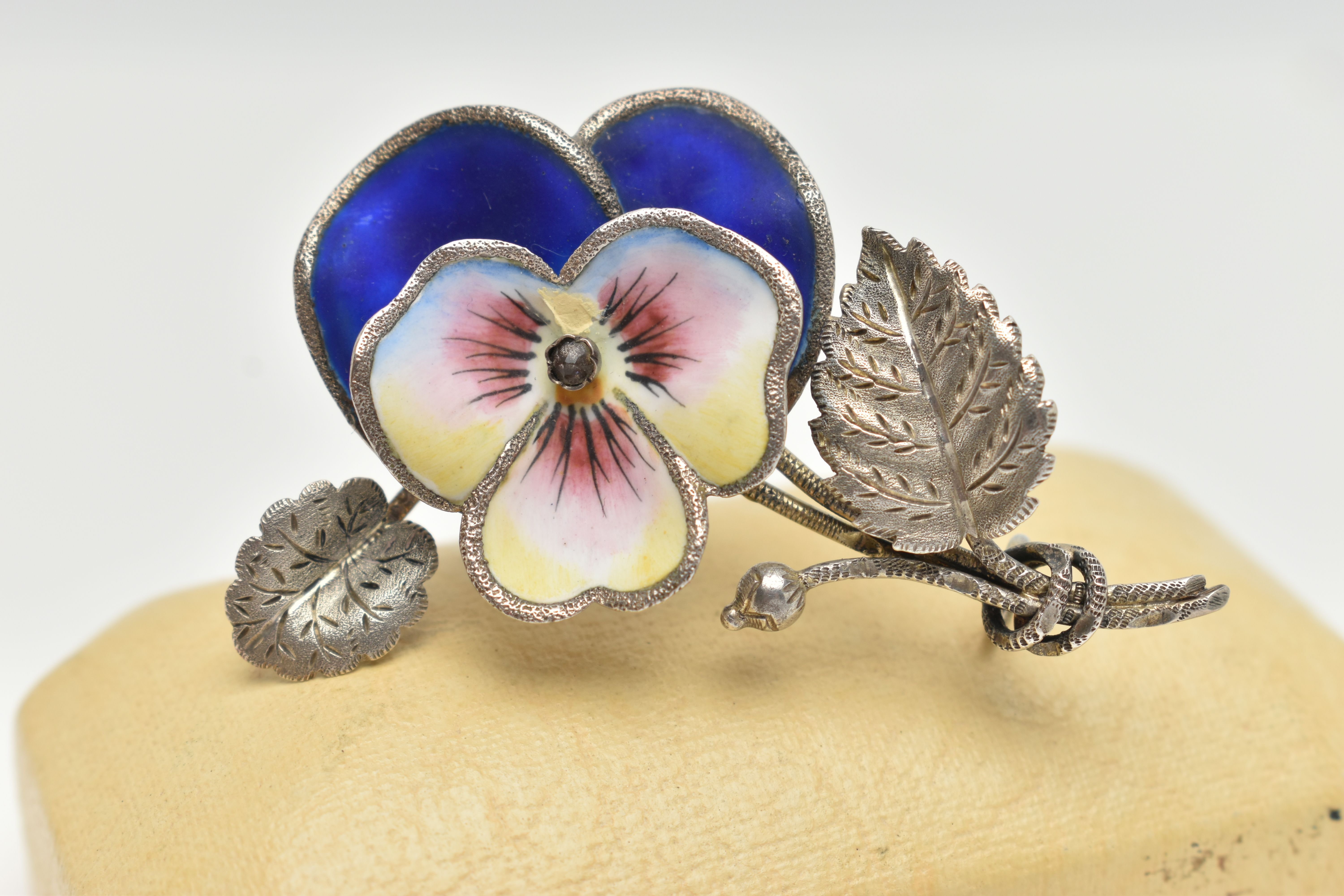 A PANSY BROOCH, white metal Pansy brooch with blue, pink and yellow ceramic detail, set with a - Image 2 of 3