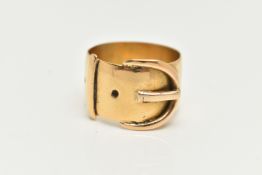 A HEAVY GENTS 18CT GOLD BUCKLE RING, wide band 16.0mm at buckle, hallmarked 18ct Chester 1920,