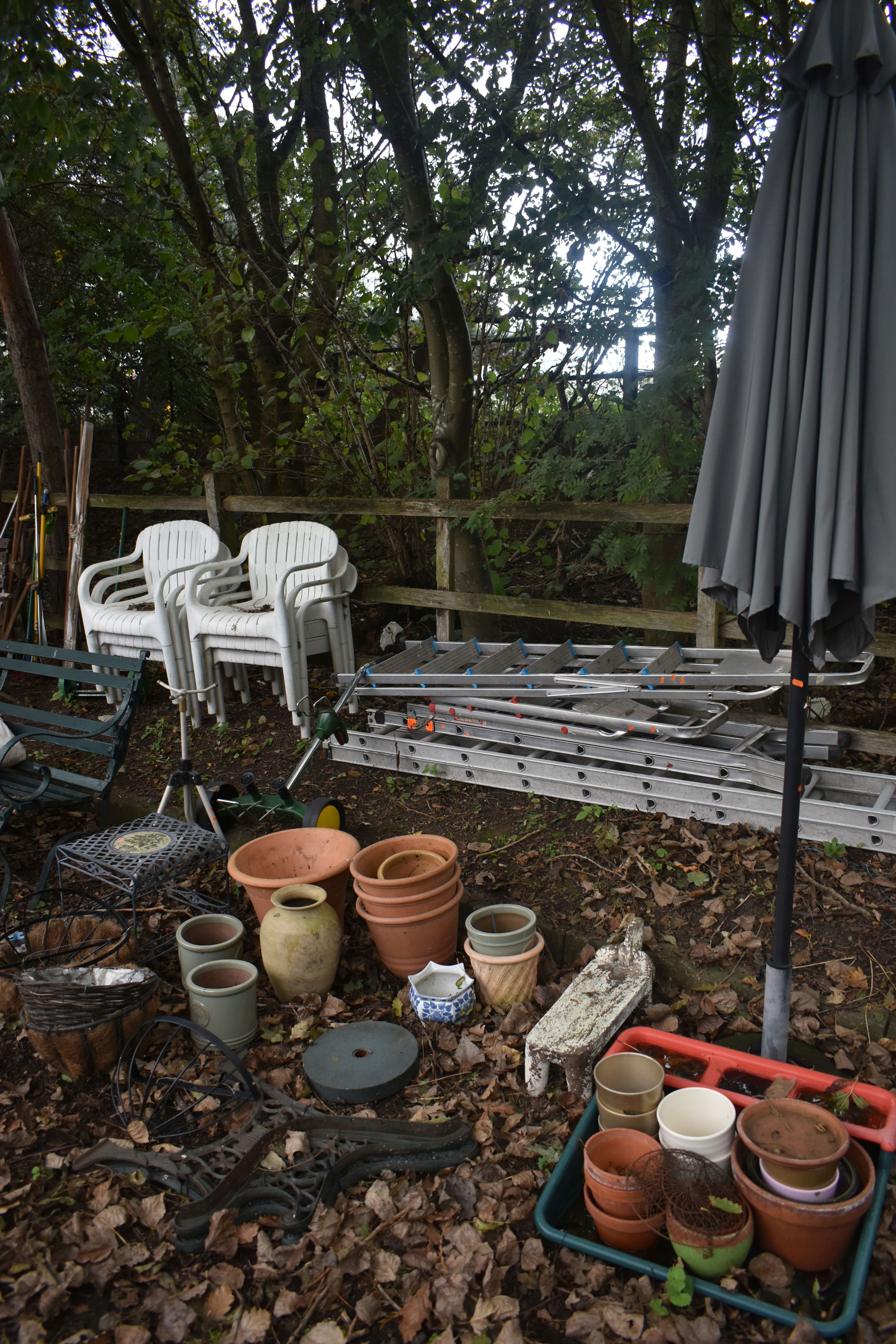 A SELECTION OF MISCELLANEOUS GARDEN ITEMS, to include twenty plus plant pots, a pair of aluminium