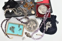 A BAG OF ASSORTED JEWELLERY, to include a silver sweetheart brooch, yellow metal flower detail,
