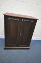 AN EARLY 20TH CENTURY MAHOGANY DOUBLE DOOR LINEN PRESS CABINET, the doors enclosing four linen