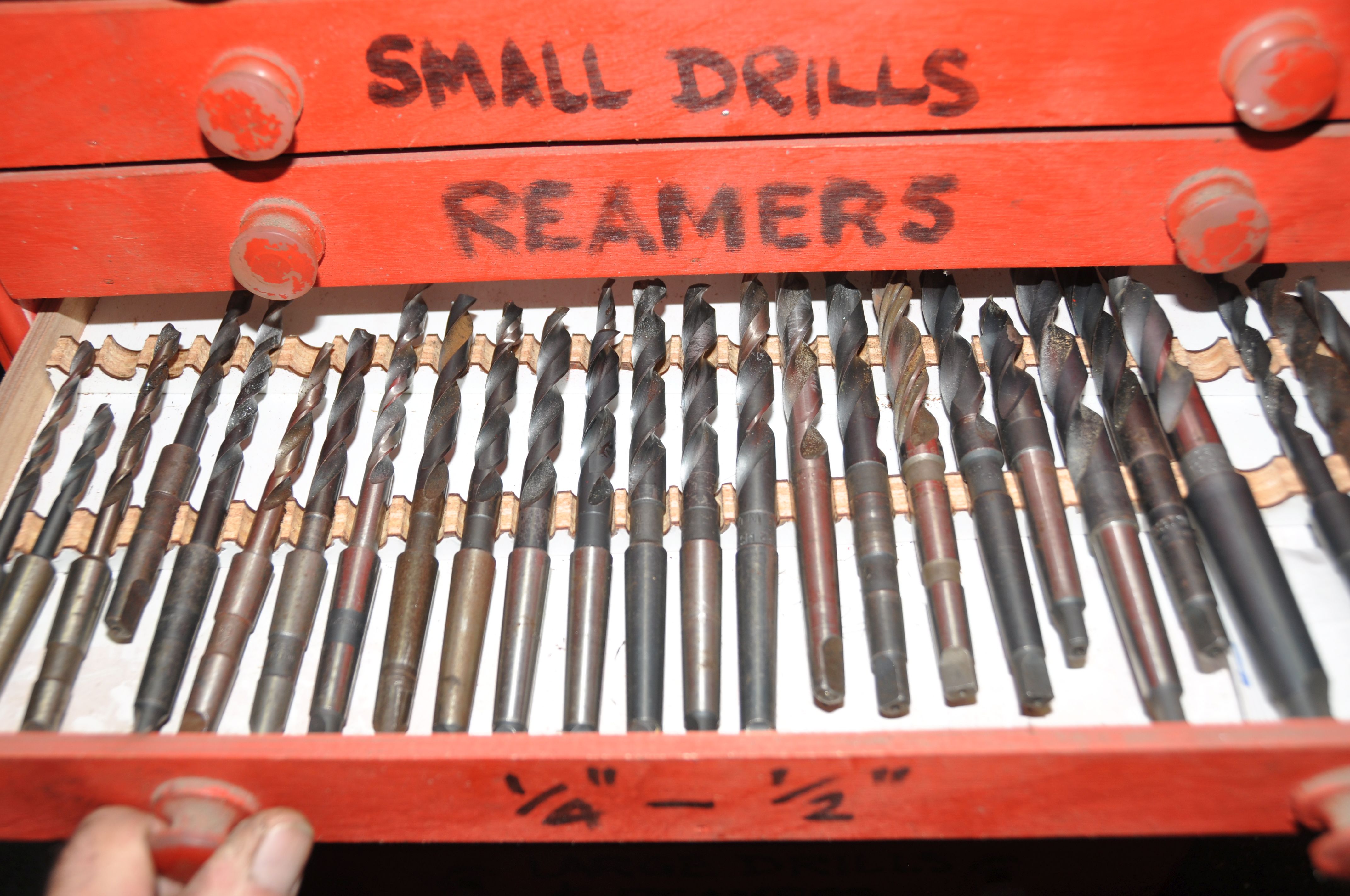 A PLYWOOD CHEST OF ELEVEN DRAWERS CONTAINING DRILL BITS, to include HSS, Taper shank, reamers, etc - Image 5 of 12