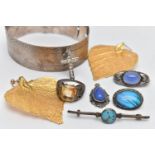 A SMALL ASSORTMENT OF JEWELLERY, to include an Arts and Crafts white metal chalcedony cabochon set