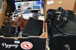 A BOX AND LOOSE CAMERAS AND PHOTOGRAPHIC EQUIPMENT, to include a camera bag containing a Canon T50